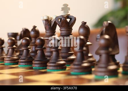 Schwarze Schachfiguren auf einem Schachbrett angeordnet Stockfoto