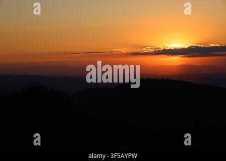 Sonnenuntergang über einer Berglandschaft in der Schweiz Stockfoto