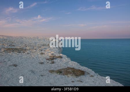 Weiße Kreidefelsen bei Sonnenaufgang, Seaford Head Naturreservat, Seaford, East Sussex, England. Stockfoto