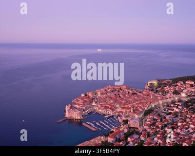 Die mittelalterliche Stadt Dubrovnik an der Adriaküste, aufgenommen kurz vor Sonnenuntergang. Dalmatien, Kroatien. Stockfoto