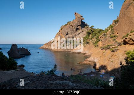 Abgeschiedener Strand an der Calanque de Figuerolles mit Blick auf das Mittelmeer in La Ciotat, Frankreich. Im frühen Morgenlicht fotografiert. Stockfoto