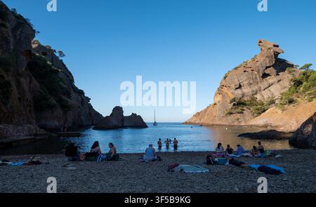 Abgeschiedener Strand an der Calanque de Figuerolles mit Blick auf das Mittelmeer in La Ciotat, Frankreich. Im frühen Morgenlicht fotografiert. Stockfoto