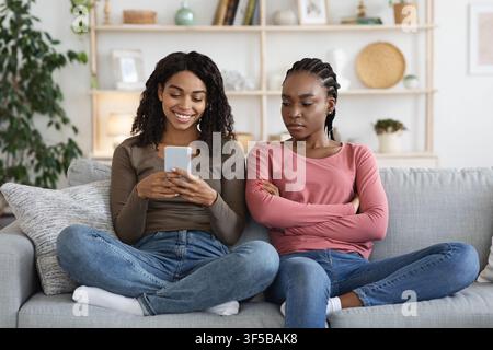 Glückliche afrikanische Dame sitzt von wütend bestie, im Gespräch mit Liebhaber Stockfoto
