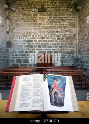 Chanteuges, Frankreich 20.08.2018 Beschreibung: Offene Bibel auf einem Lesepult in der mittelalterlichen Abtei von Chanteuges, Frankreich. Stockfoto