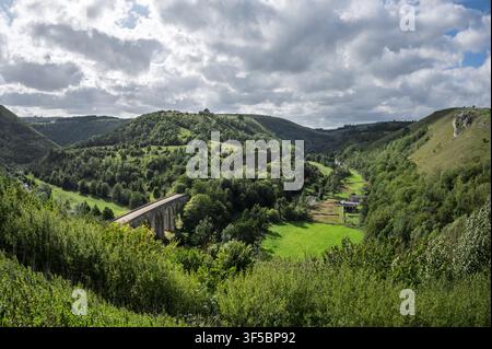 Ein spektakuläres Hochwinkel-Panorama von Monsal Head blickt hinab auf den historischen Headstone-Viadukt, der das üppige grüne Tal von Monsal Dale überquert Stockfoto