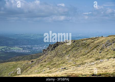 Ein erhöhter Panoramablick von Higher Shelf Stones bietet einen Ausblick über die Stadt Glossop, wobei sich die Skyline von Manchester ganz rechts im Hintergrund abzeichnet Stockfoto