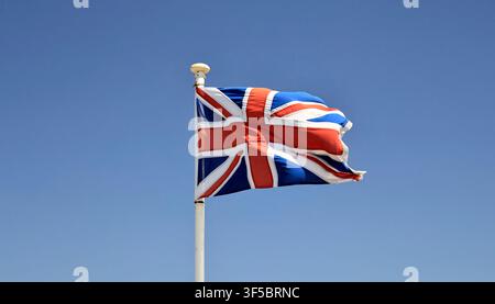 Die Union-Flagge des Vereinigten Königreichs (Union Jack) vor blauem Himmel. Allgemein als Nationalflagge des Vereinigten Königreichs anerkannt. Stockfoto
