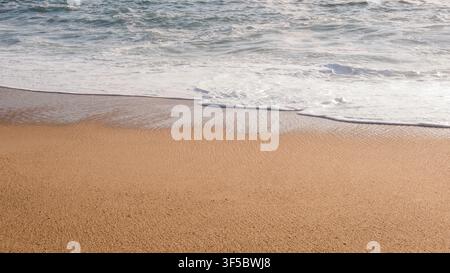 Sanfte Welle und weißer Seeschaum, der über sauberen goldenen Sand am Ufer spült — Konzept: Wellness- und Spa-Branding, Sommerreise-Marketing Stockfoto