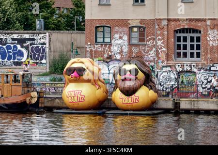 Werbaktion für die neue Staffel der Netflix-Serie Kaulitz und Kaulitz der Zwillinge Bill und Tom Kaulitz, Schwimmenten, Spreeufer bei der Oberbaumbrücke Stockfoto