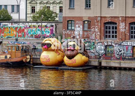 Werbaktion für die neue Staffel der Netflix-Serie Kaulitz und Kaulitz der Zwillinge Bill und Tom Kaulitz, Schwimmenten, Spreeufer bei der Oberbaumbrücke Stockfoto