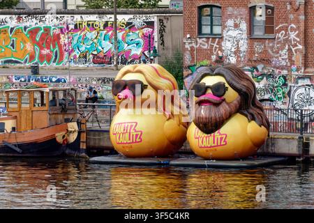 Werbaktion für die neue Staffel der Netflix-Serie Kaulitz und Kaulitz der Zwillinge Bill und Tom Kaulitz, Schwimmenten, Spreeufer bei der Oberbaumbrücke Stockfoto
