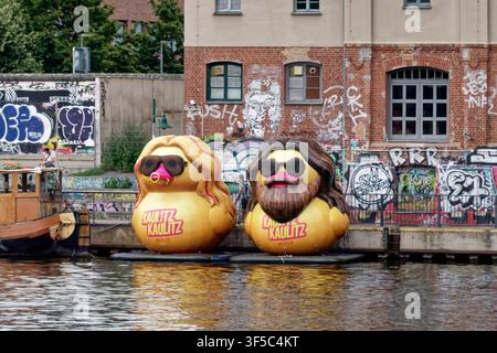 Werbaktion für die neue Staffel der Netflix-Serie Kaulitz und Kaulitz der Zwillinge Bill und Tom Kaulitz, Schwimmenten, Spreeufer bei der Oberbaumbrücke Stockfoto