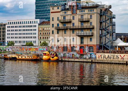 Werbaktion für die neue Staffel der Netflix-Serie Kaulitz und Kaulitz der Zwillinge Bill und Tom Kaulitz, Schwimmenten, Spreeufer bei der Oberbaumbrücke Stockfoto