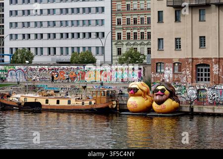 Werbaktion für die neue Staffel der Netflix-Serie Kaulitz und Kaulitz der Zwillinge Bill und Tom Kaulitz, Schwimmenten, Spreeufer bei der Oberbaumbrücke Stockfoto
