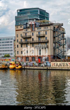 Werbaktion für die neue Staffel der Netflix-Serie Kaulitz und Kaulitz der Zwillinge Bill und Tom Kaulitz, Schwimmenten, Spreeufer bei der Oberbaumbrücke Stockfoto