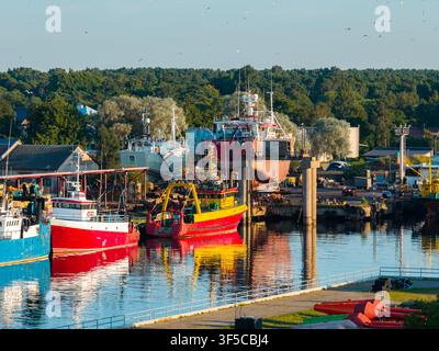 Fischerei- und Versorgungsschiffe, die im Hafen von Ventspils, Lettland, festgemacht sind Stockfoto