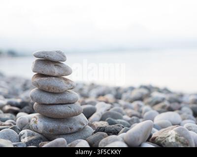 Pyramide aus glatten Steinen am Strand Stockfoto