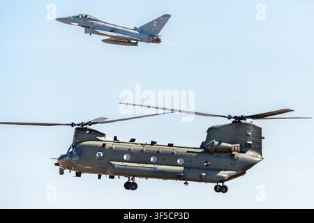 Schnell und heftig. Ein RAF Typhoon FGR4, der über einem RAF Boeing CH-47 Chinook-Hubschrauber abhebt. RAF Odiham Familiy Day, Hampshire, UK Stockfoto