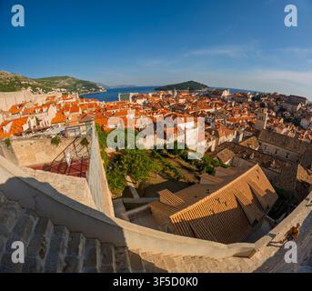 Dubrovnik, Kroatien – 14. September 2023: Eine Weitwinkelaufnahme der Altstadt, die die roten Ziegeldächer und die Adria zeigt, aufgenommen von der Stadtmauer Stockfoto