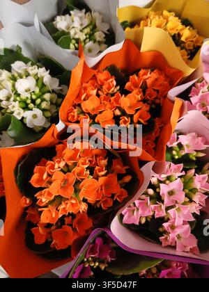 Eine Ansicht von oben über verschiedene bunte Blumensträuße, die wunderschön arrangiert und an einem Blumenmarktstand verpackt sind Stockfoto