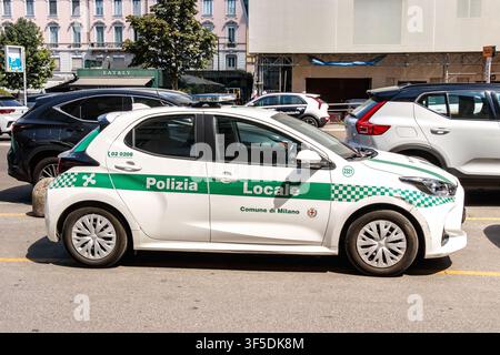 Seitenansicht Polizia Locale Toyota Yaris Polizeiauto, das in Mailand, Italien, in der Nähe von Eataly geparkt ist Stockfoto