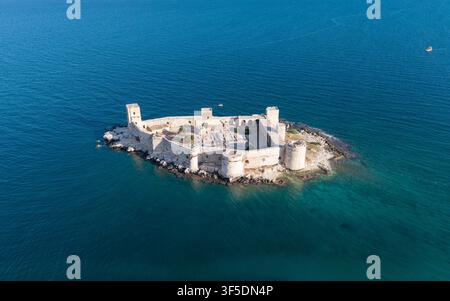 Spektakuläre Luftaufnahme von Kizkalesi (Mädchenburg) über dem Mittelmeer in Mersin, Türkei, historische Küstenfestung und antike Landschaft Stockfoto