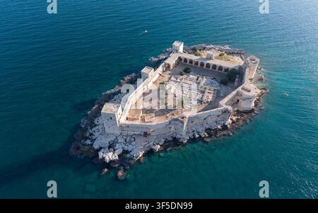 Spektakuläre Luftaufnahme von Kizkalesi (Mädchenburg) über dem Mittelmeer in Mersin, Türkei, historische Küstenfestung und antike Landschaft Stockfoto