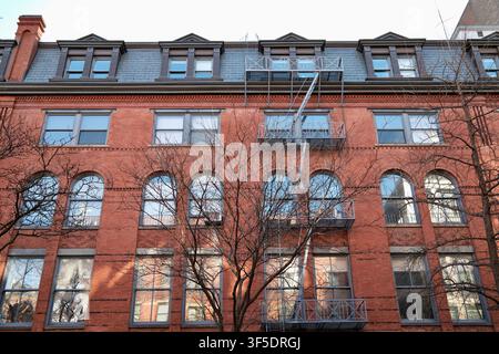 Rotes Backsteinhaus im SoHo mit Dachgauben (New York, New York, USA) Stockfoto