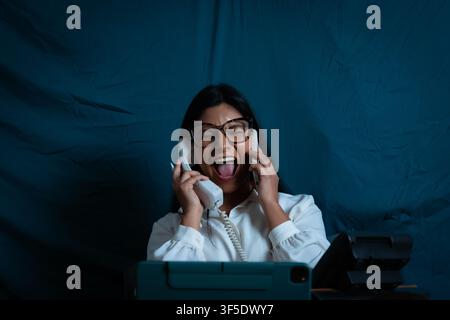 Frau schreit, während sie mehrere Telefone und Stress bewältigt Stockfoto