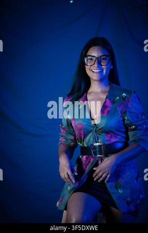 Lächelnde Frau in floralem Blazer mit Brille Stockfoto