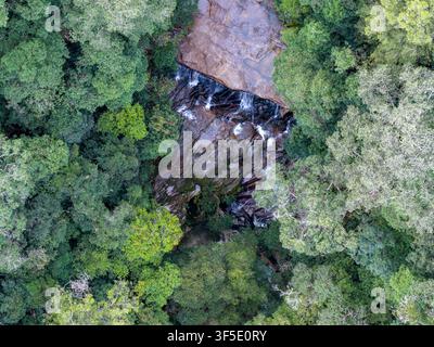 Luftaufnahme von oben über die Somersby-Fälle an der Zentralküste Australiens. Stockfoto