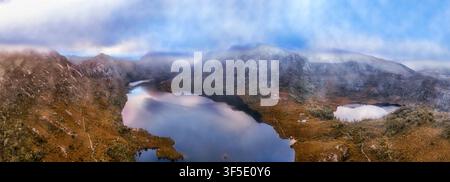 Cradle Mountain DOve See der Overland Track Circuit in einem hohen Luftpanorama bei nebligem Wetter. Stockfoto