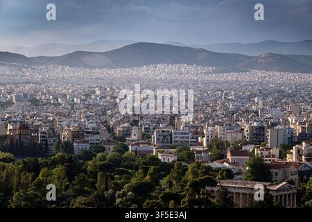 Luftbild der Athener Skyline mit Bergen im Hintergrund und Gewitterwolken darüber, Athen, Griechenland Stockfoto