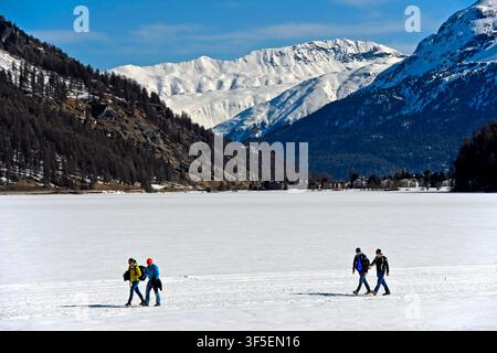 Fußgänger überqueren den zugefrorenen Silsersee, Sils im Engadin, Graubünden, Schweiz / Fußgänger überqueren den zugefrorenen Silser See, Silsersee, Sils im Engadin, Graubünden, Schweiz Stockfoto