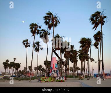 Venice Beach, Kalifornien, USA – 16. Mai 2019: Palmen am Strand in der Dämmerung Stockfoto