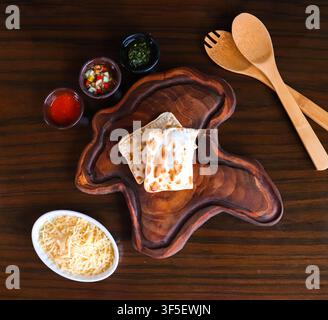 Gesunde argentinische gebackene Empanadas mit Soßen Stockfoto