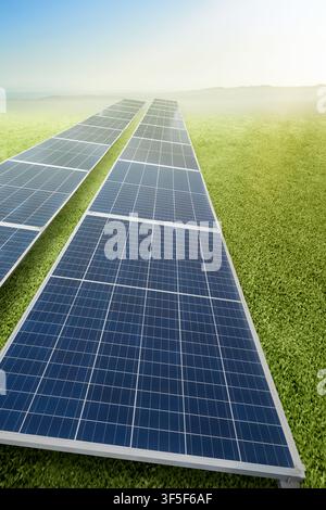 Reihen von Solarpanelen, die auf einem lebendigen grünen Feld unter einem klaren, hellen Himmel installiert sind, repräsentieren saubere und erneuerbare Energietechnologie für eine nachhaltige Zukunft Stockfoto