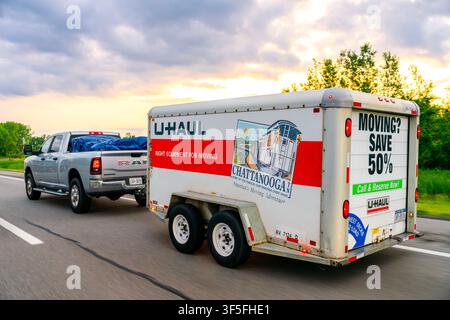 Buffalo, NY – 25. Jun 2026: Außenansicht bei Sonnenuntergang einer U‑Haul-Anhänger, der durch den I‑90 / NYS Thruway-Korridor fährt, mit Markenlogo Stockfoto