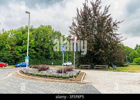 Gestalteter Kreisverkehr am Bahnhofsvorplatz in Quedlinburg, Deutschland Stockfoto