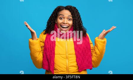 Überrascht Schwarze Frau Posiert In Winterkleidung Im Studio, Panorama Stockfoto