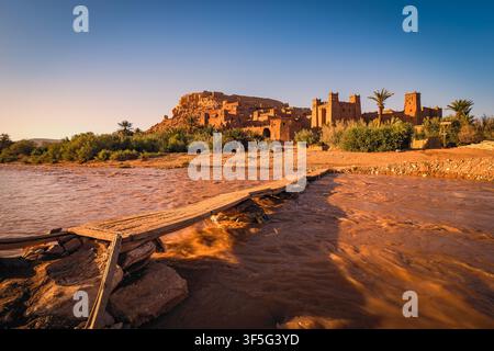 Atemberaubender, beeindruckender Blick auf das berühmte Ksar von Aït Benhaddou, ein UNESCO-Weltkulturerbe und altes Berberdorf in den Atlasbergen Marokkos Stockfoto