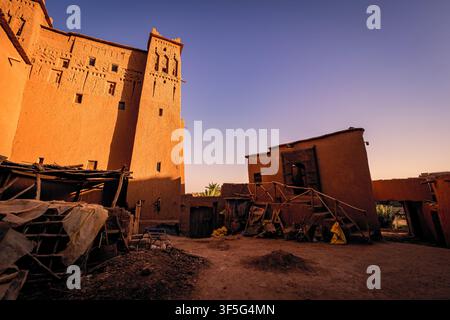 Atemberaubender, beeindruckender Blick auf das berühmte Ksar von Aït Benhaddou, ein UNESCO-Weltkulturerbe und altes Berberdorf in den Atlasbergen Marokkos Stockfoto