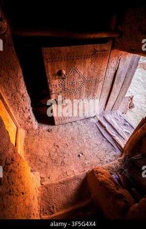 Atemberaubender Innenblick eines Lehmhauses in Aït Benhaddou, einem UNESCO-Weltkulturerbe und alten Berberdorf in den Atlasbergen Marokkos Stockfoto