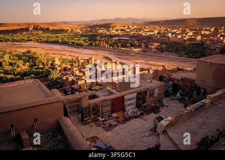 Atemberaubende Blickwinkelaufnahme des Ksar von Aït Benhaddou, einem UNESCO-Weltkulturerbe und alten Berberdorf in den Atlasbergen Marokkos Stockfoto