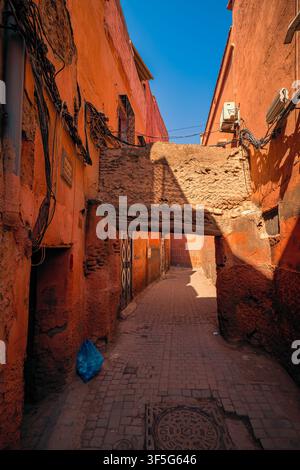 Wunderschöne Aussicht auf eine enge Gasse im Wohnviertel der Medina von Marrakesch in Marokko Stockfoto