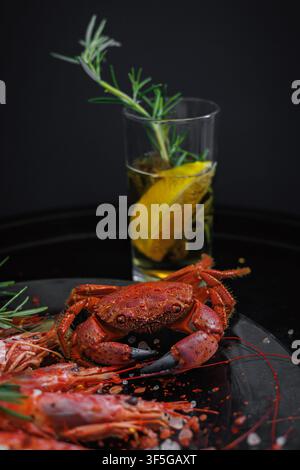 Meeresfrüchte-Paarung mit Roter Krabbe und Zitronen-Rosmarin-Bier-Cocktail Stockfoto
