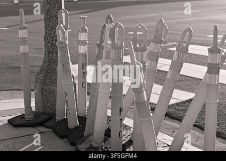 Helle orangefarbene Verkehrskegel gruppieren sich an einer Straßenecke in der Nähe von Torrance Beach in Südkalifornien. Stockfoto