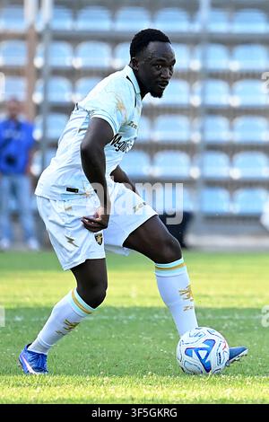 Frosinone, Lazio. 01. Aug., 2026. Seydou Fini von Frosinone während des Freundschaftsspiels zwischen Frosinone und Benevento im Manlio Scopigno-Stadion in Rieti, Italien, am 1. August 2026. AllShotLive Credit: Sipa USA/Alamy Live News Stockfoto
