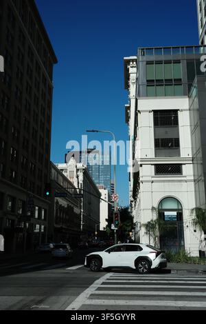 Historisches Uhrturmgebäude und moderner Glaskoloss auf der Spring Street, Innenstadt von Los Angeles Stockfoto