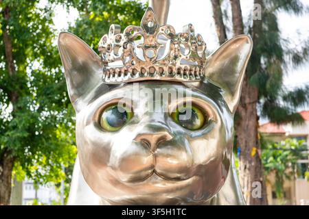 Ein Korat-Katzen-Kunstdenkmal in der Kunstgalerie und Ausstellung in der Stadt Khorat in der Provinz Nakhon Ratchasima in Thailand. Thailand, Nakhon Ratchasima, Nove Stockfoto